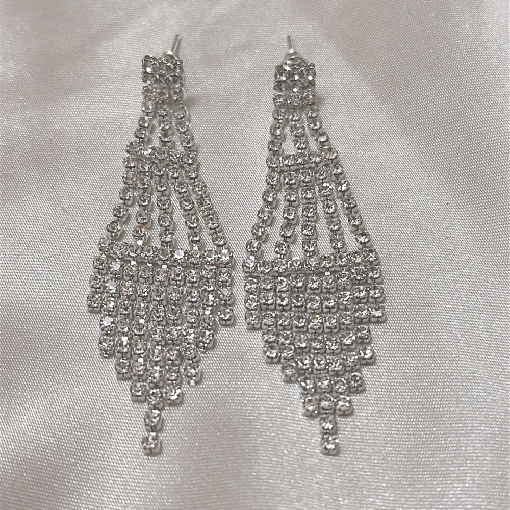 Dangling Diamond earrings